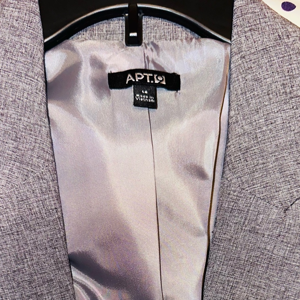 NWT Women’s size 14 grey blazer. Apt 9, comes with extra buttons and tags.